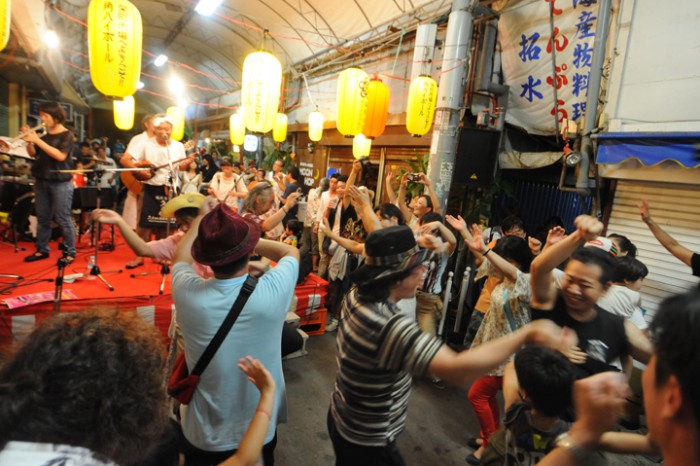 夏の名物栄町市場屋台祭りは最終月