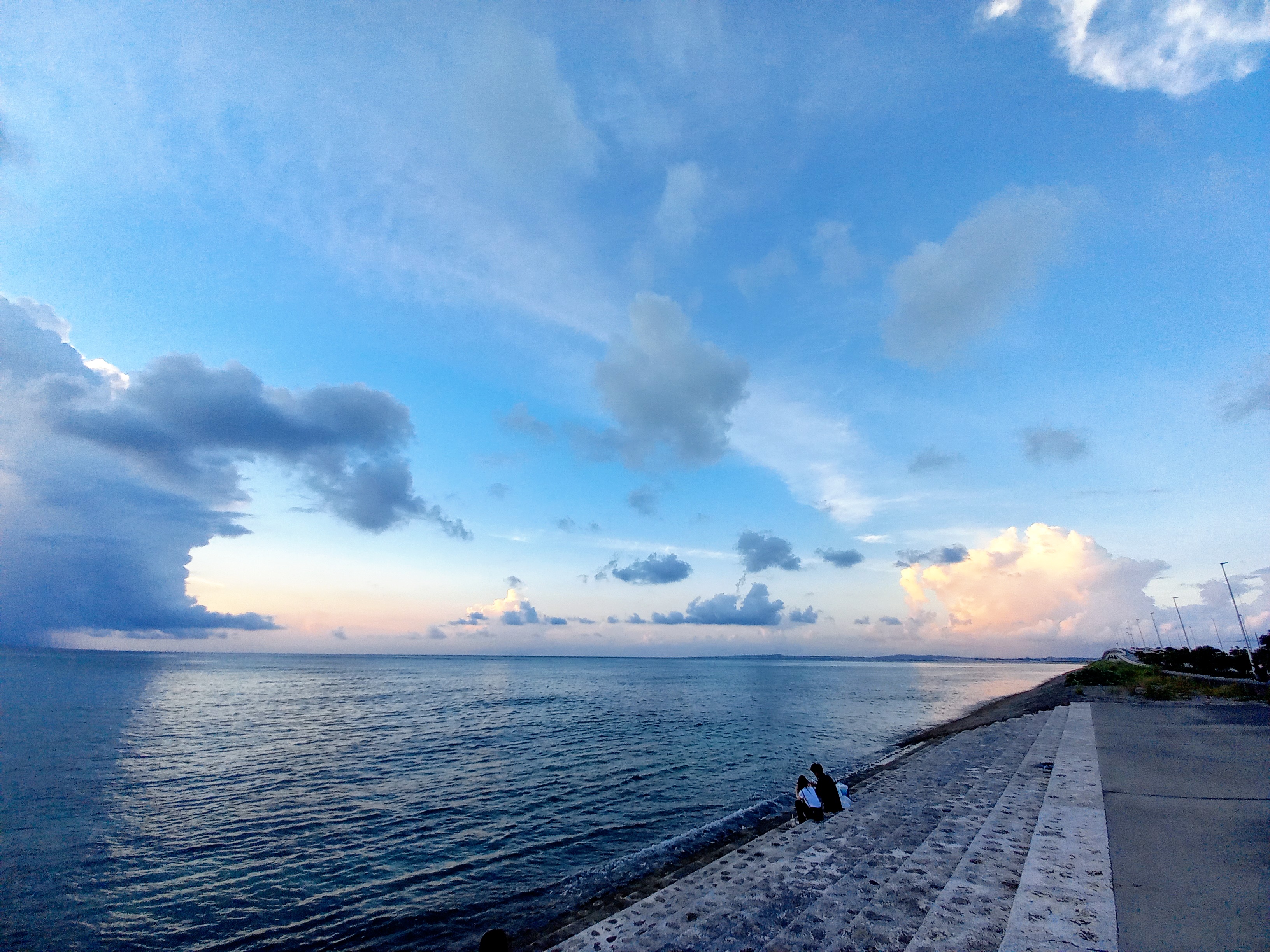 「てぃだ結の浜」から見る沖縄の夕暮れ空♪